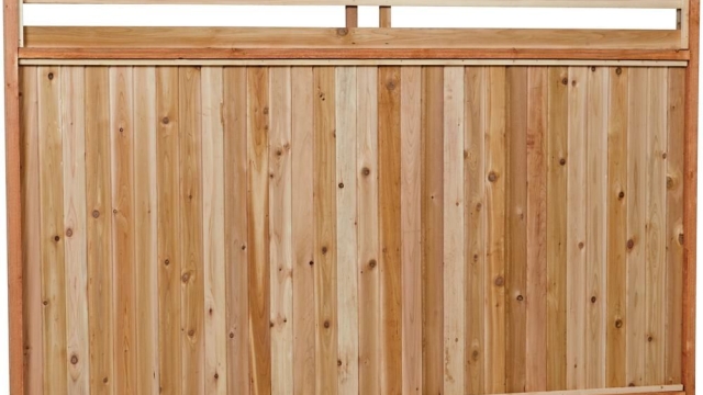 Fencing Showdown: Chain Link vs. Wood – Which is the Best Choice?